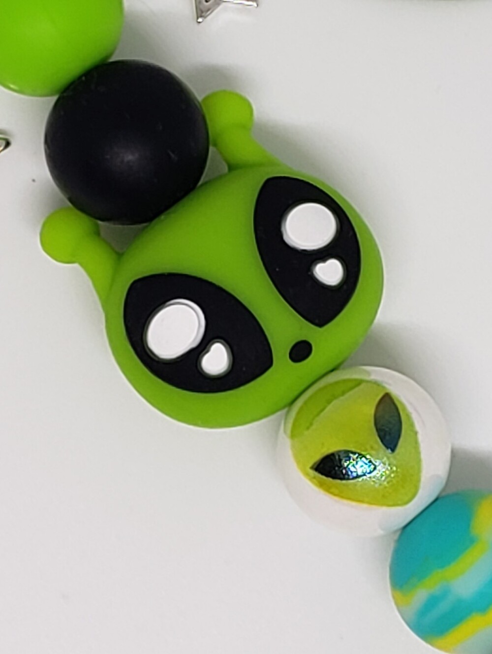 Handmade Silicone Focal Beaded Alien Keychain - Picture 4 of 5
